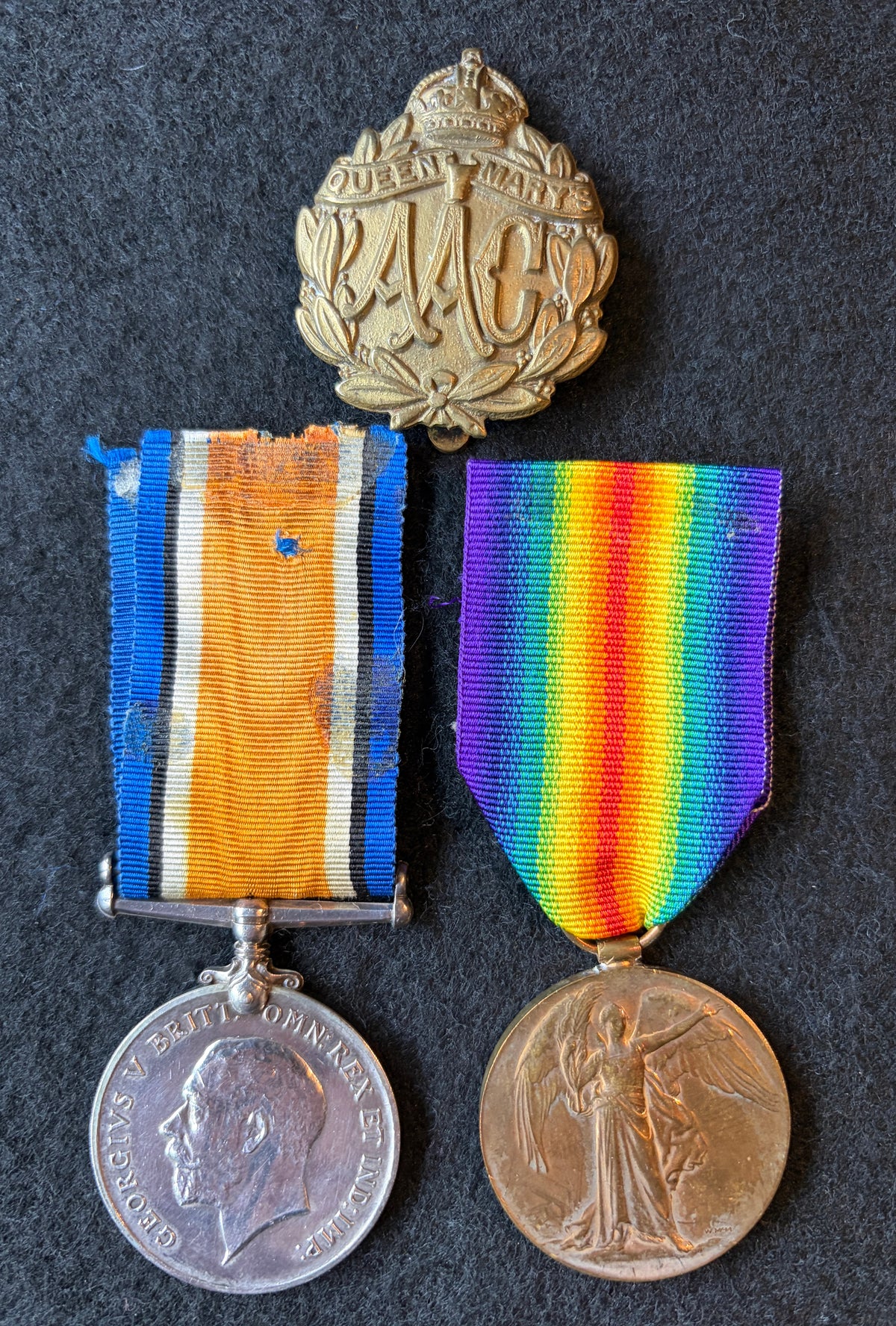 Rare WW1 British War & Victory Medal (female recipient) – Awarded to Worker (TELEGRAPHIST) LOTTIE ELEANOR STEVENS Queen Mary’s Army Auxiliary Corps, formerly Women’s Army Auxiliary Corps + brass Q.M.A.A.C. cap badge – Attached RE Signal Service